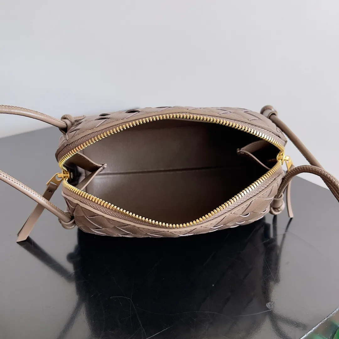 Batch 1260 BV new mini bag ceiling Bottegaveneta new Concert Pouch bag is small and has a large capacity. It can hold a Pro max mobile phone. The shoulder strap is adjustable for cross-body carry. It is very cost-effective when carried on one shoulder. The latest small bag in autumn has a lot of capacity. It can hold 4 short clips. I also tried it and it can hold one of my fists. It is cute, the capacity is touching and the length of the shoulder strap is adjustable for daily commuting. Full score 10 #bv woven bag Style number: 794258 Size: 18.5*11.5*8.5cm